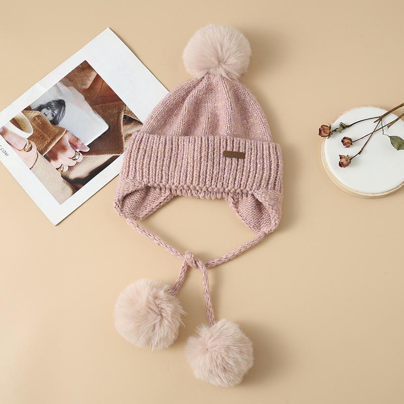 

Осенне-зимняя повседневная свободная шерстяная шапка с защитой ушей, корейская милая и симпатичная шапка с шерстяным помпоном, теплая шапка для улицы от холода, подчеркивающая маленькое лицо average size