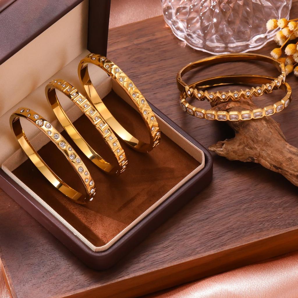 High-end Heart-shaped Diamond-studded Twisted Titanium Steel Bracelet 18K Gold Luxury Accessory for Women