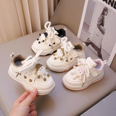 Petites Chaussures Blanches pour Enfants Printemps et Automne Nouvelles Filles Pendentif Dessin Animé Chaussures de Skate Basses Version Coréenne de Garçons Chaussures de Sport Respirantes