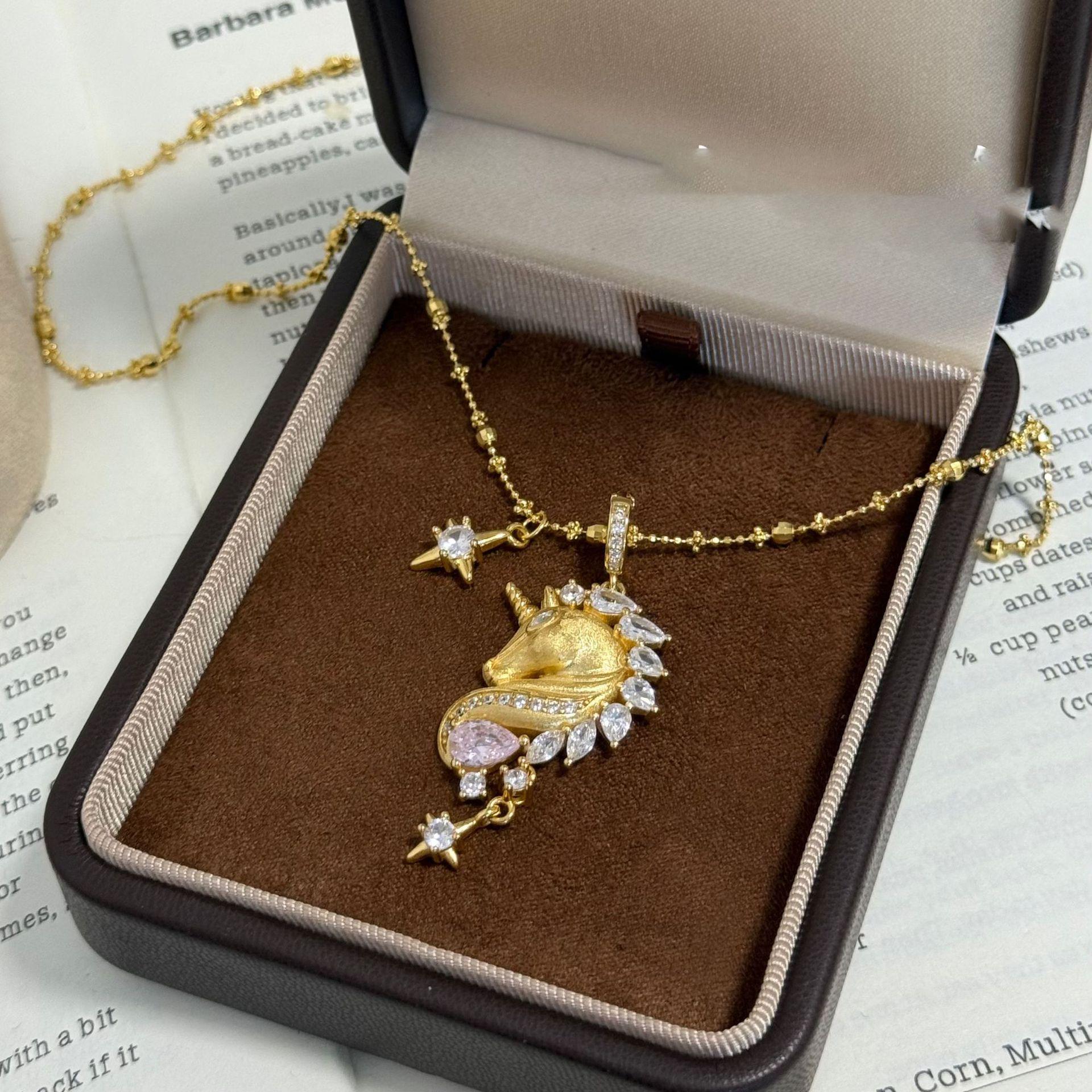 Позолоченная Звезда Зодиака Лошадь с Цирконами | Элегантная Нишевая Дизайнерская Цепочка на Ключицы