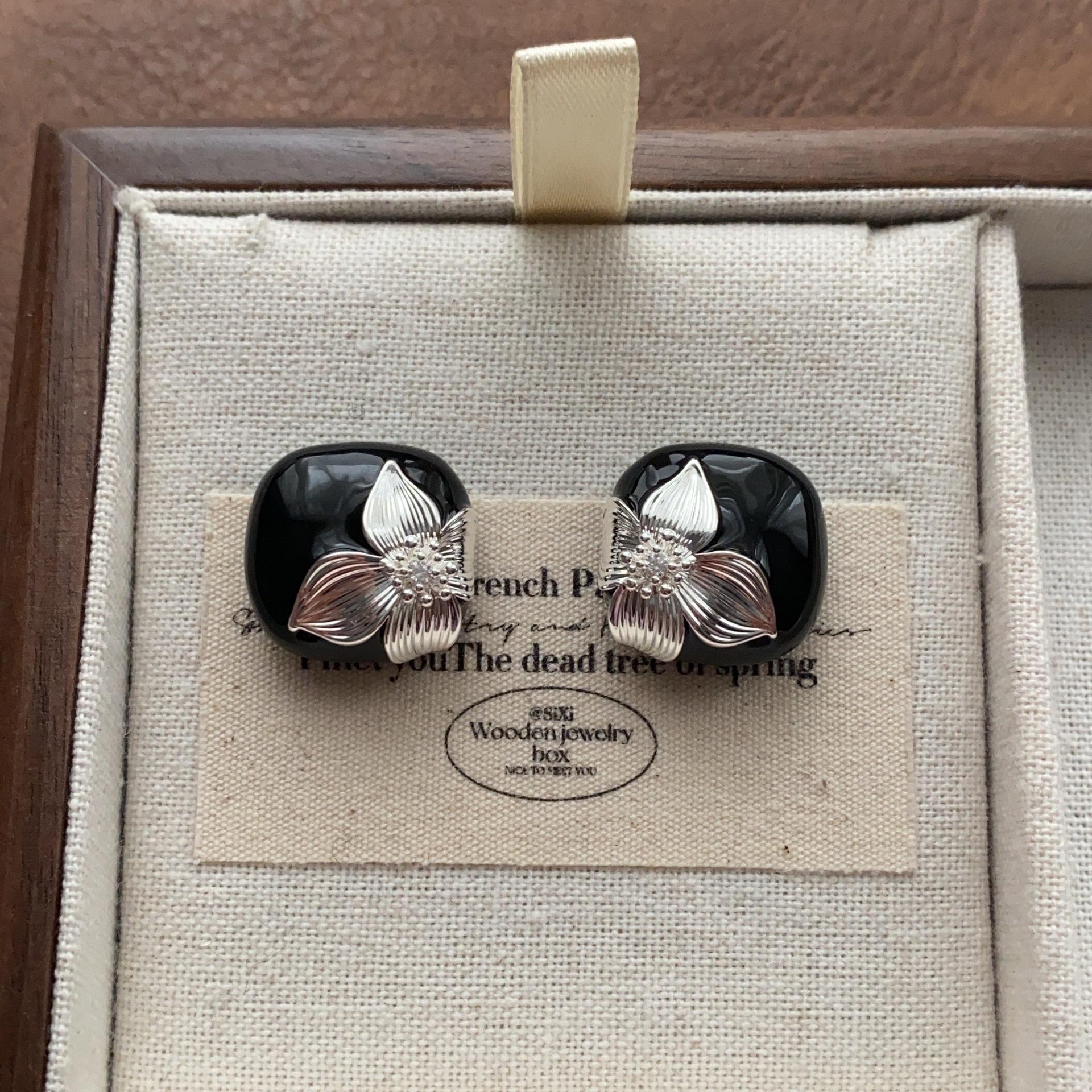 

Vintage color enamel flower stud earrings inlaid with zircon light luxury gentle earrings fashion high-end daily commuter earrings