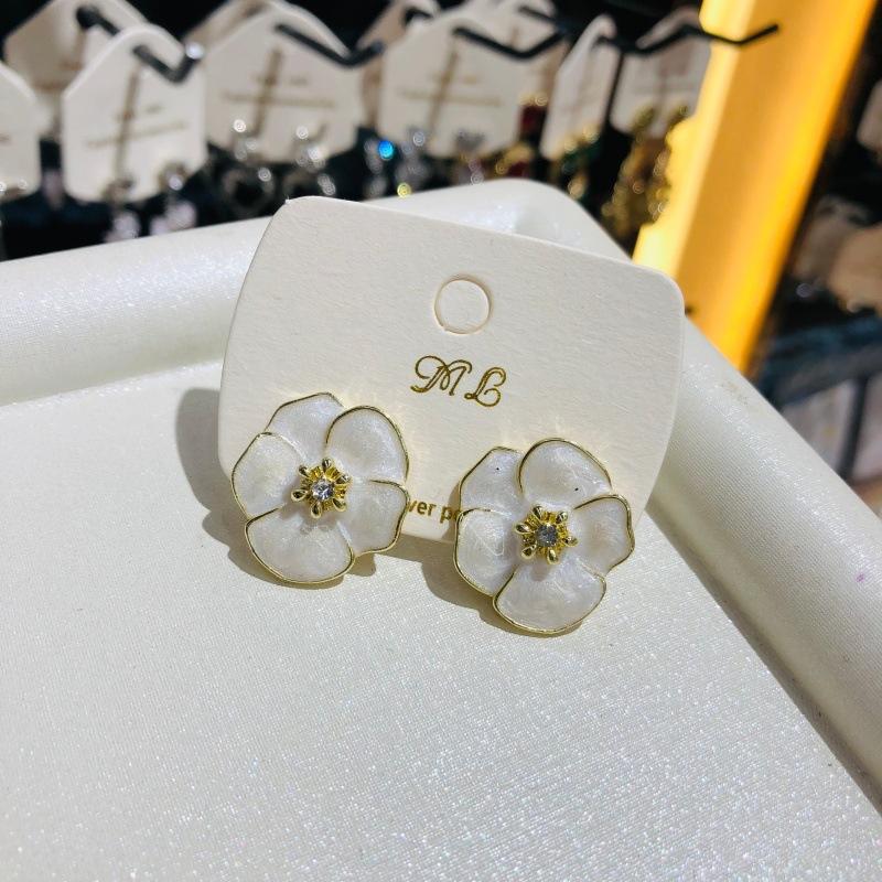 Śliczne proste małe białe kolczyki z kwiatami dla kobiet na imprezę Złote akrylowe kolczyki z motywem roślinnym i kwiatowym na wesele Elegancka koreańska biżuteria
