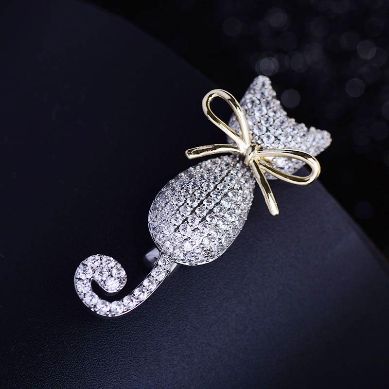 Cute Kitten Brooch: Japanese & Korean Design with Micro-Inlaid Zircon, Two-Tone Electroplated Pin.