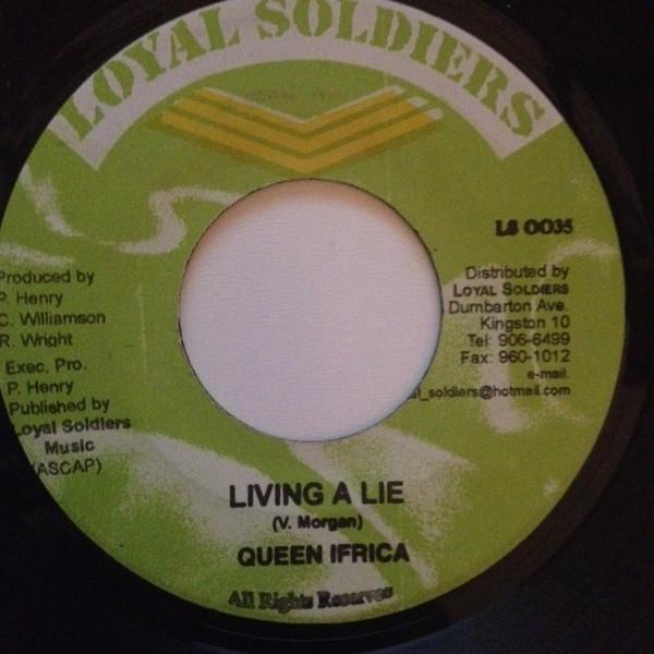 

7-дюймовая пластинка QUEEN IFRICA - Living A Lie LS0035 Верные солдаты 2005 Ямайка Регги, Ска и Даб Б/У