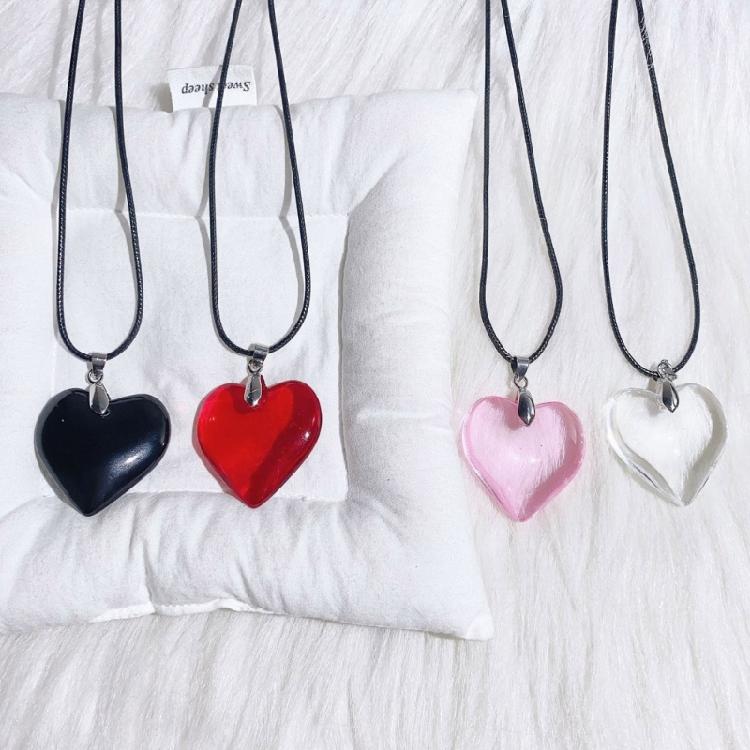 Einzigartige Schichtharz-Liebeskette mit vielseitigem PU-Lederriemen, stilvollem Anhänger und Schlüsselbein-Kette