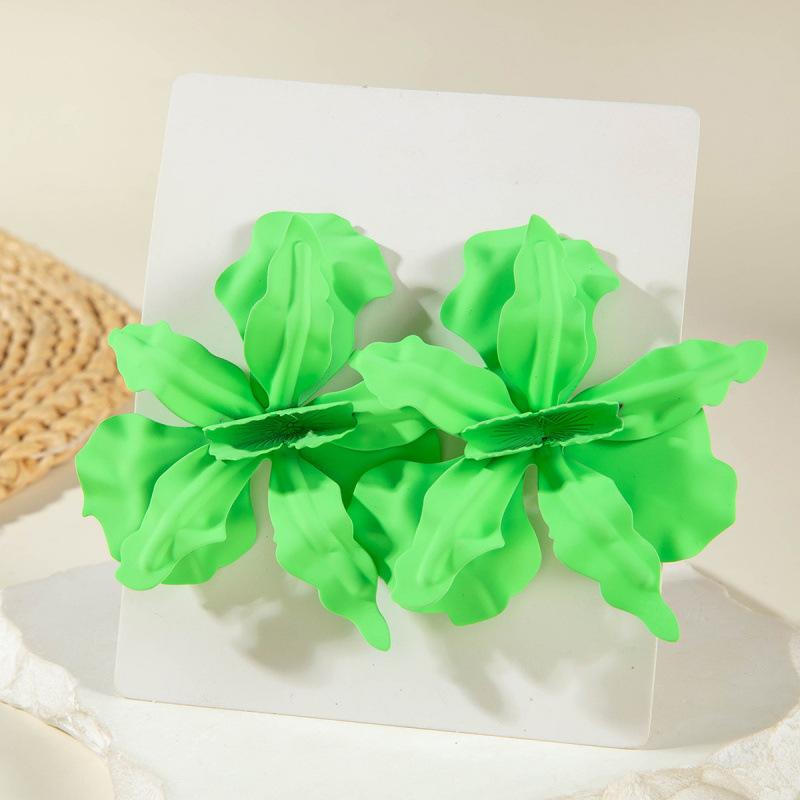 Exquisite temperament flower earrings, geometric exaggerated matte stud earrings