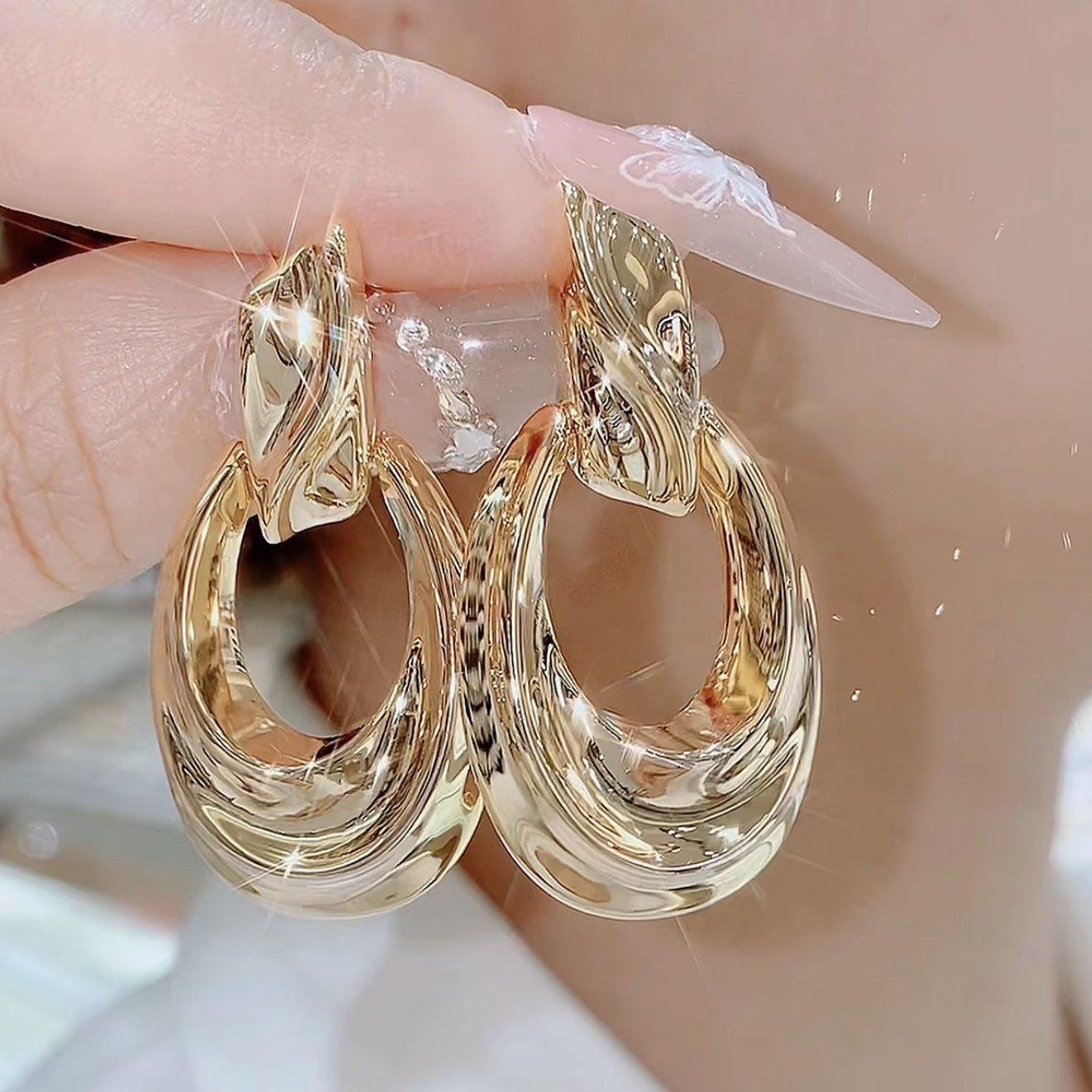Exaggerated and Cold Style Large Earrings, Women s Retro French Gold Earrings, Niche Temperament, Simple Earrings