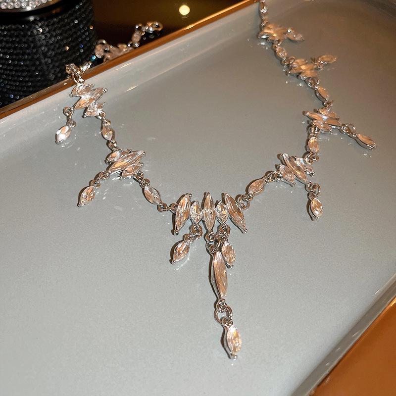 Retro Rhinestone Water Drop Tassel Pearl Necklace – Elegant Clavicle Chain Fashion Jewelry for Women