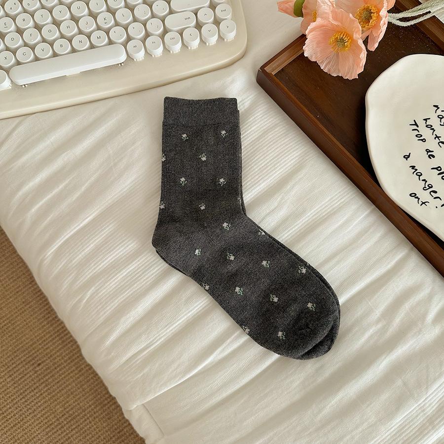 Soft Little Floral Socks for Autumn and Winter, Mid-length Children's Socks That Are Versatile and Elegant, Pile-up Socks, and Long Socks.