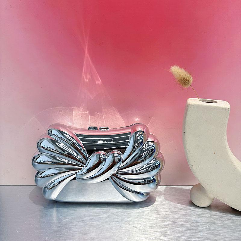 

Glossy metal design acrylic bag, wing-shaped personalized locomotive box bag, messenger bag in hand.