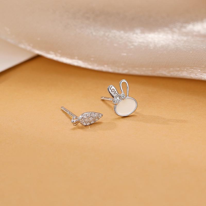 2023 High-Grade S925 Sterling Silver Cute Little Rabbit Carrot Earrings for Women