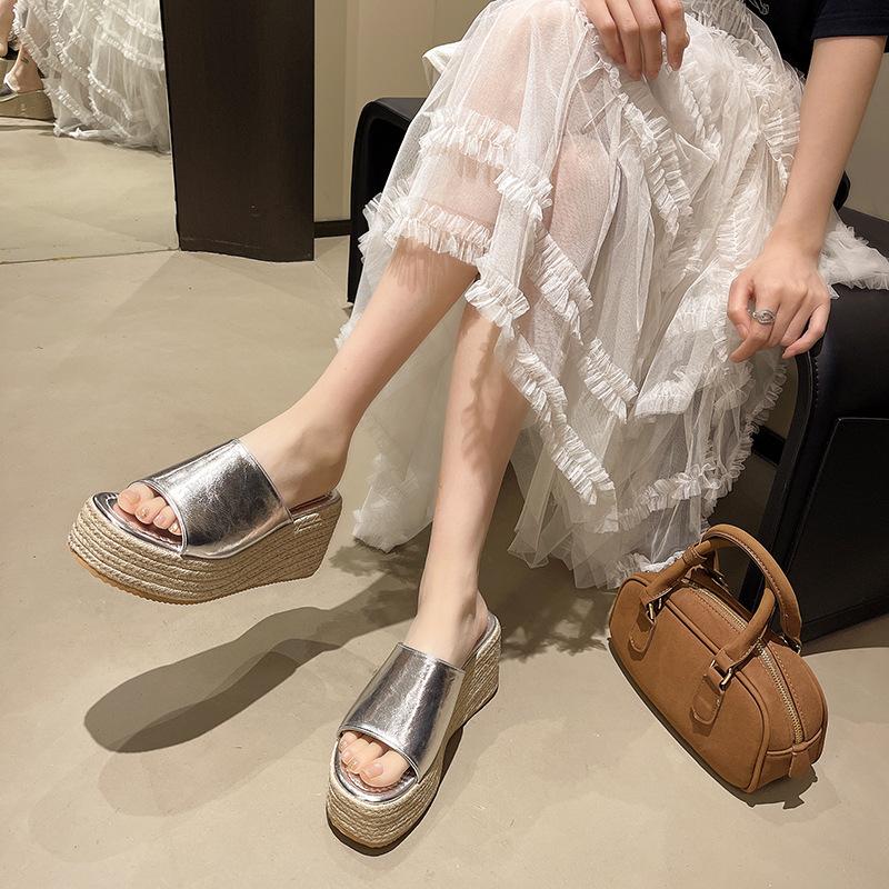 2025 Summer Slope Heel Platform Open-toed Slippers Korean Version Beach Shoes Retro Roman Shoes Fashion European and American One-word Slippers