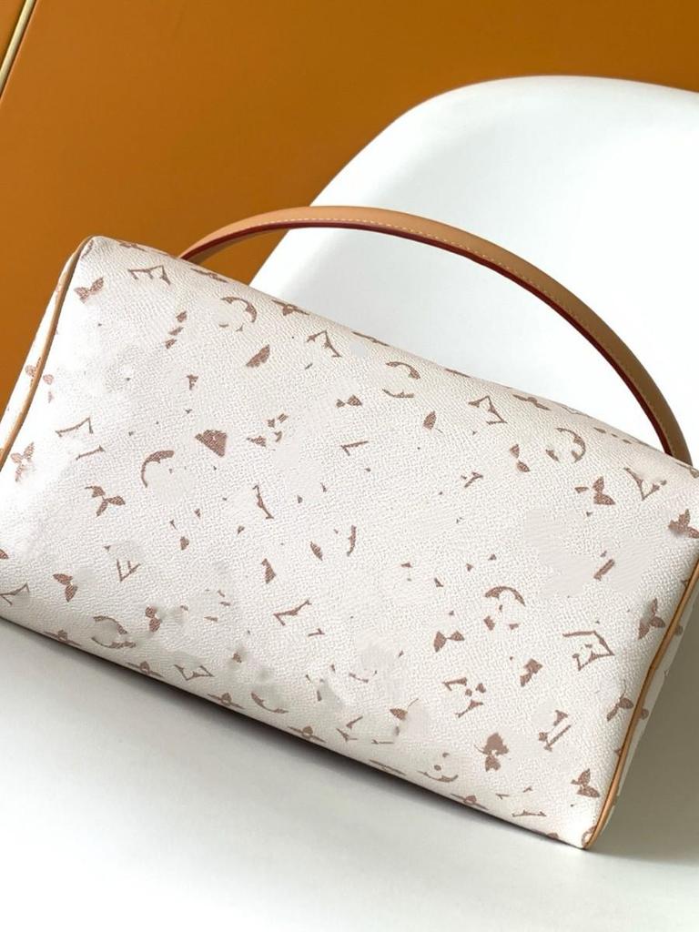 LV 2025 Boston Trend Ostrich Leather Shoulder Bag Fashion Couple Model