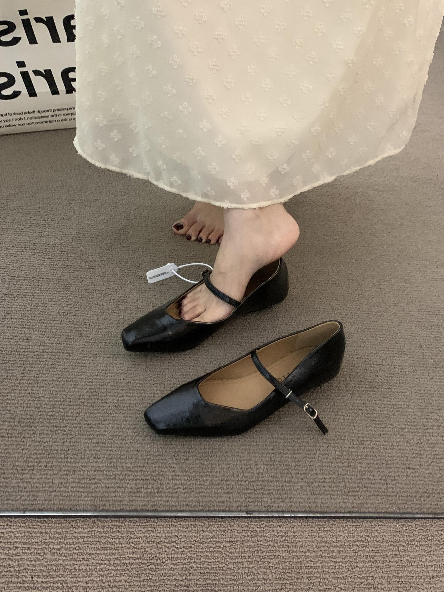 

Niche evening evening breeze yellow temperament single shoes women s shoes 2025 spring and autumn retro with skirt Mary Jane small leather shoes 39 чёрный