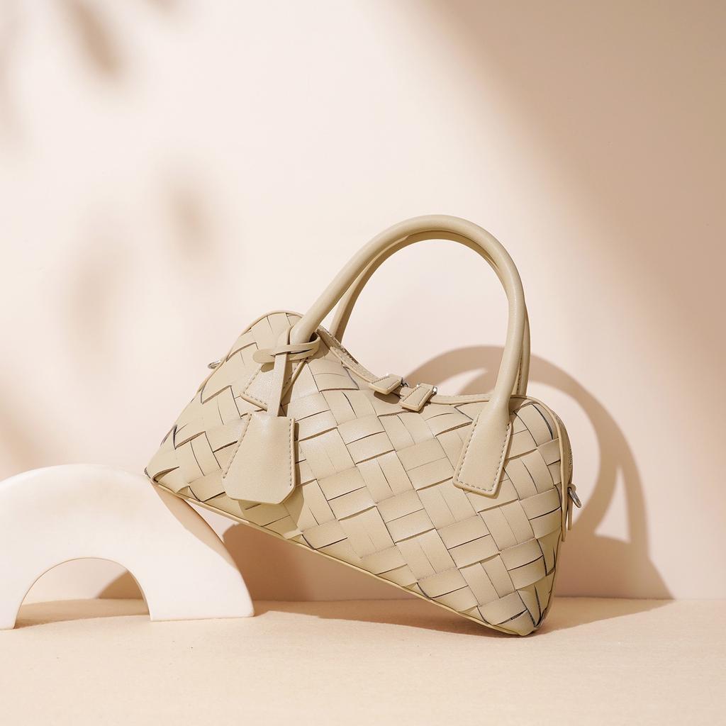 2025 Single Shoulder Bowling Leather Women's Bag New Hand Woven Underarm Bag Commuter Large Capacity Crossbody Bag