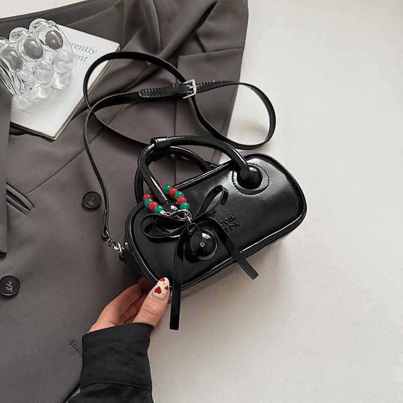 

High-value fashion portable pillow bag women s 2025 summer new foreign-style niche simple solid-color shoulder messenger bag чёрный