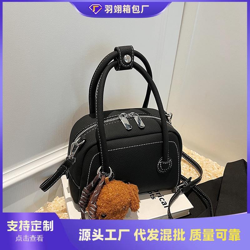 Small bag women's retro new fashion niche design shoulder messenger bag portable pillow bag