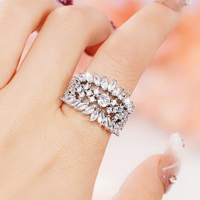 Huitan Fashion Women Rings Luxury Paved Sparkling Cubic Zirconia Zinc Alloy Color Crystal Rings Modern Bridal Wedding Trendy Zircon