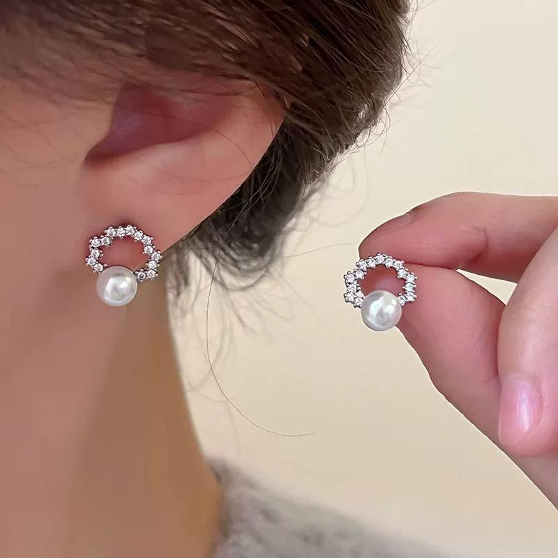 Light Luxury Hollow Pearl Ear Clips, Women's No Holes, Exquisite Zircon Stud Earrings, High-grade Mosquito Coil Disc Earrings, No Earholes.