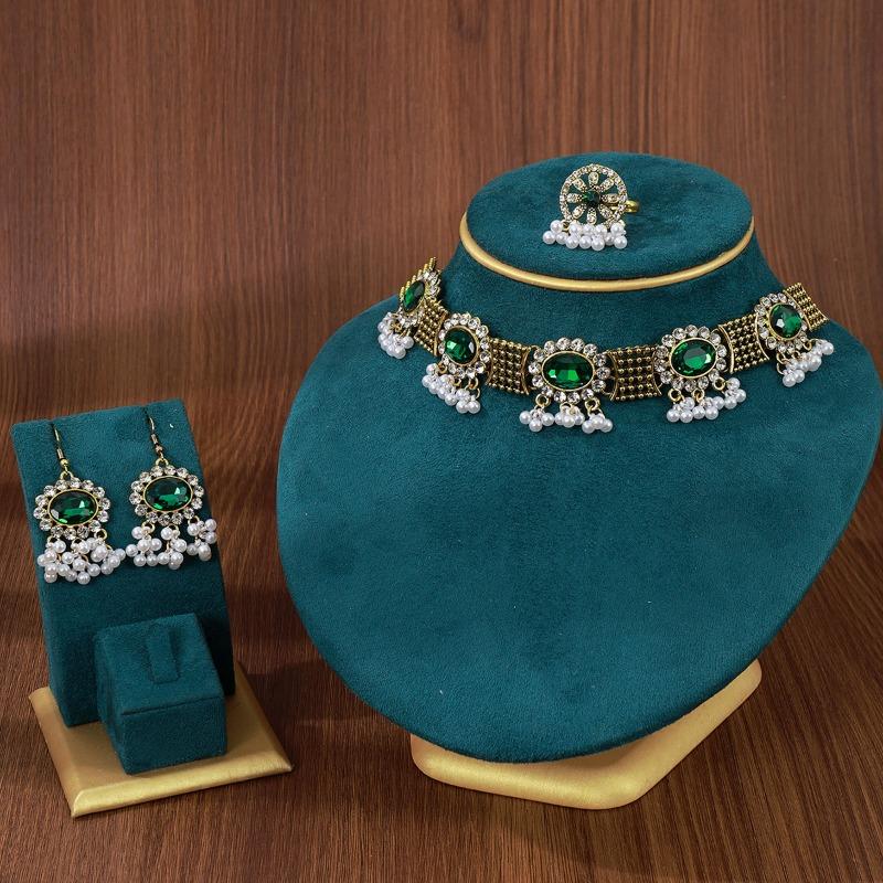 Retro Ohrringe im Hofstil Ringe Halsketten Hochwertiger Diamantbesetzter Quastenschmuck