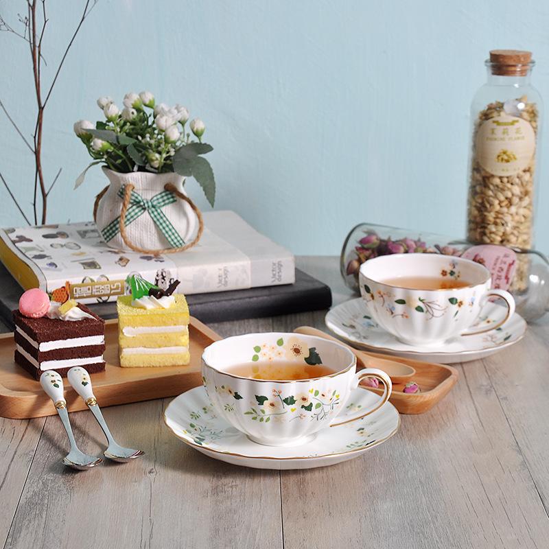 Einfache Tasse Britischer Schwarzer Tee Floral Keramik Kürbis Tasse und Untertasse Nordischer Stil Kaffeetasse und Untertasse Set