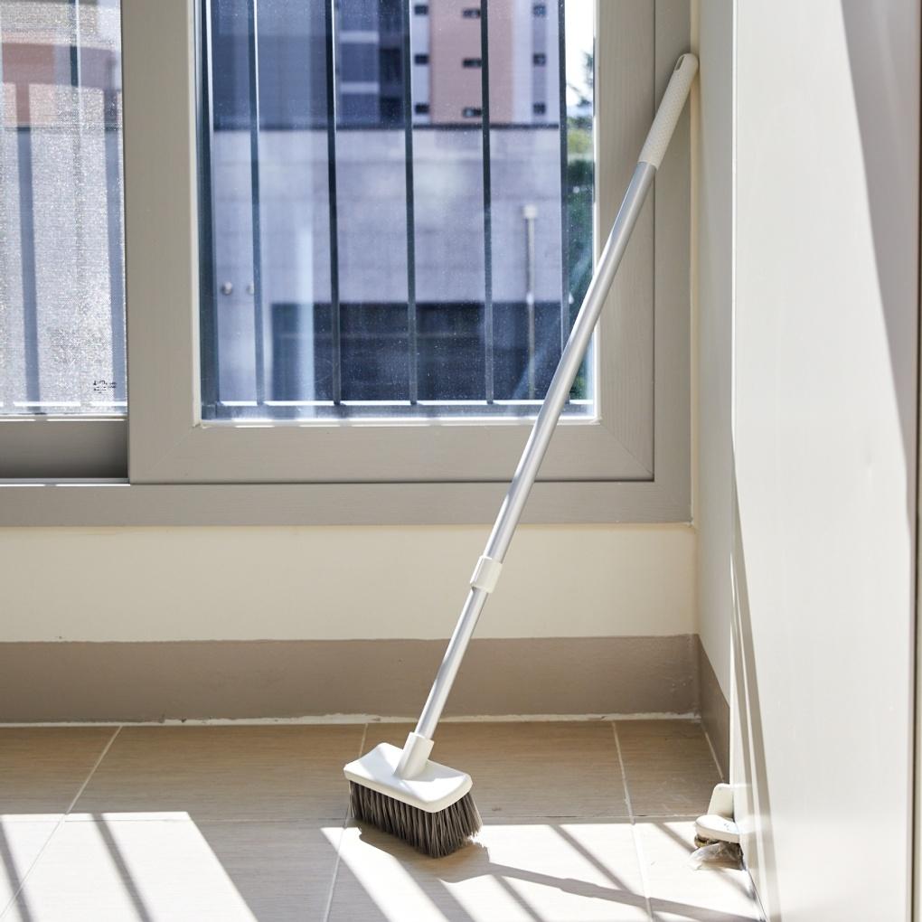 

Standing Wide Floor Brush_CL1124021