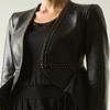 NOORA Damen Lammfell Schwarzer Lederblazer | Plissierter Mode-Blazer mit Metalldesign | Schmal geschnittene Jacke im Retro-Stil für Halloween