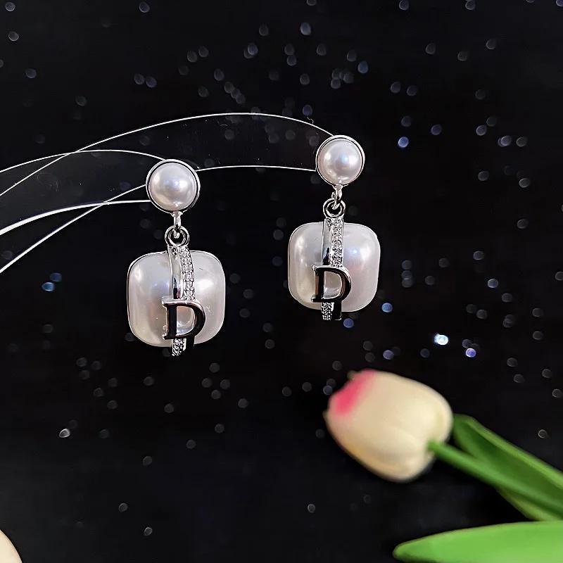

Korean Style Micro Inlaid Letter D Pearl Design Niche and Unique Refreshing and Cool Temperament Earrings for Women срібний