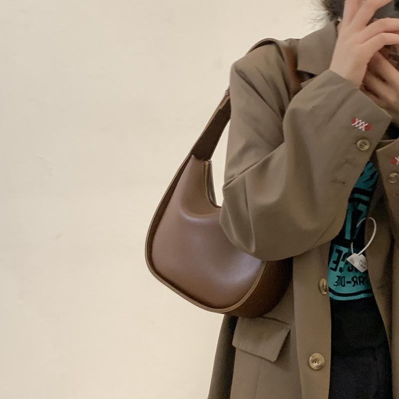 The Saddle Bag Is A Trendy Korean-style Underarm Bag and A Niche Crossbody Bag Casually