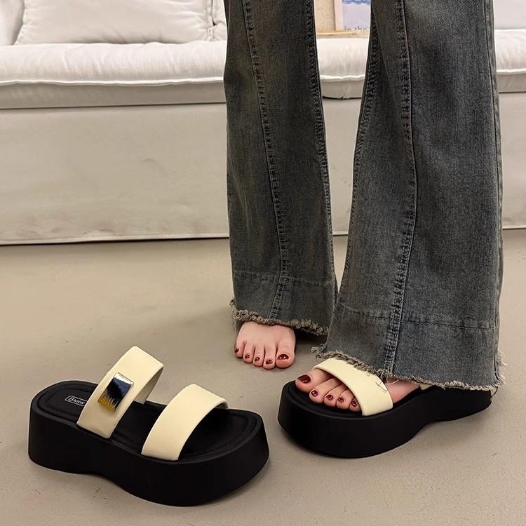 Internet celebrity platform slippers women's summer wear 2025 new models are versatile comfortable seaside beach cool slippers tide