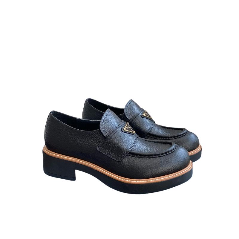 

Кожаные мокасины Haute Couture с треугольным логотипом и узором «Личи» — универсальные, в британском стиле, с круглым носком, отделкой бисером по краю, толстая подошва. 35