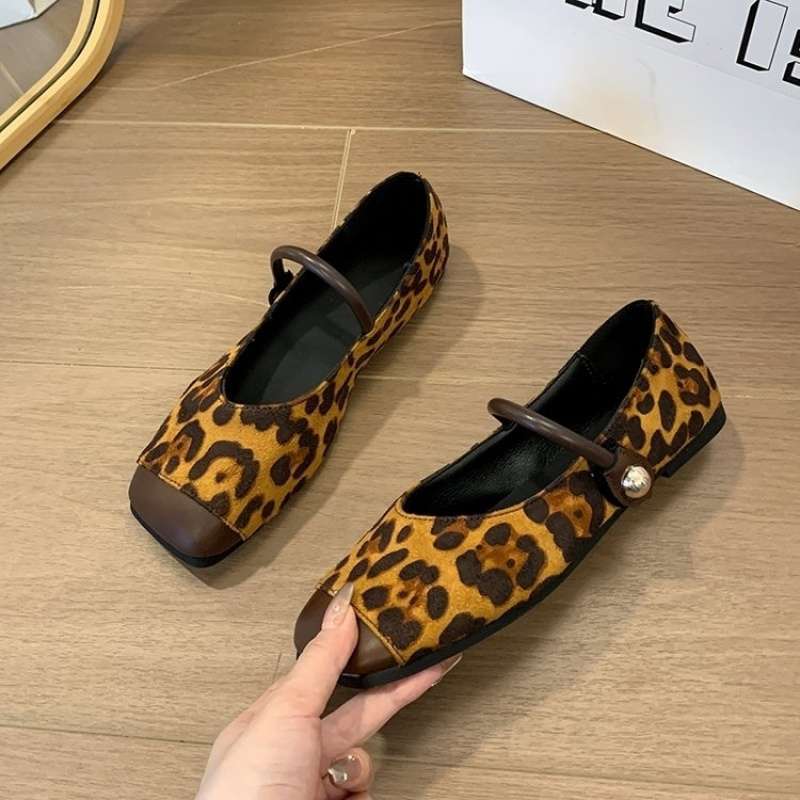 Square head Mary Jane shoes women's shoes 2025 autumn and winter new suede word with French skirt temperament single shoes