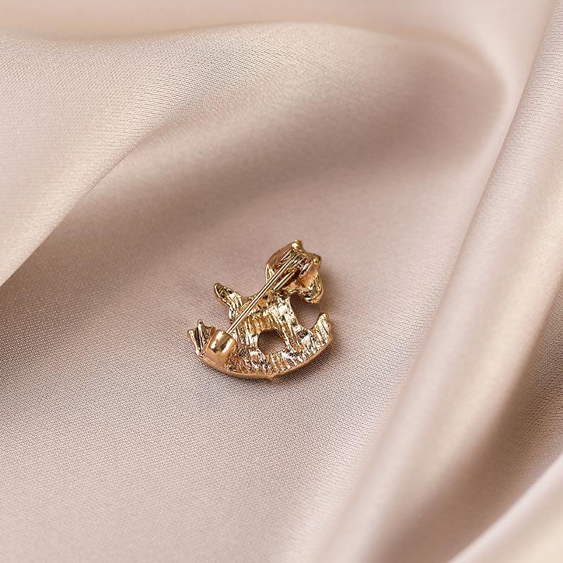 Regenbogen Kleines Holzpferd Blendschutzbrosche, High-End, Leichter Luxus, Vielseitig, Nischen-High-End-Brosche für Frauen