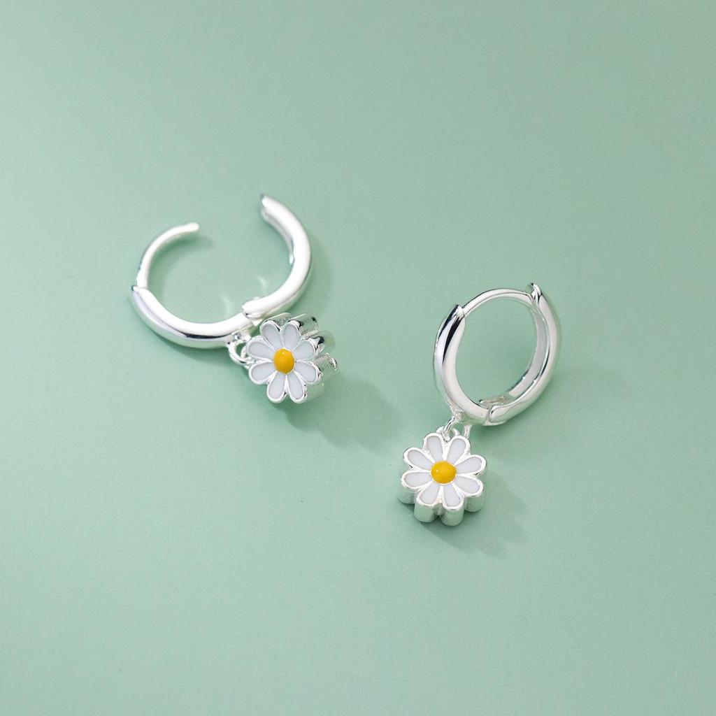 Mori Style Daisy Ear Cuffs: Trendy Korean & Japanese-Inspired Earrings for Students and Trendsetters.