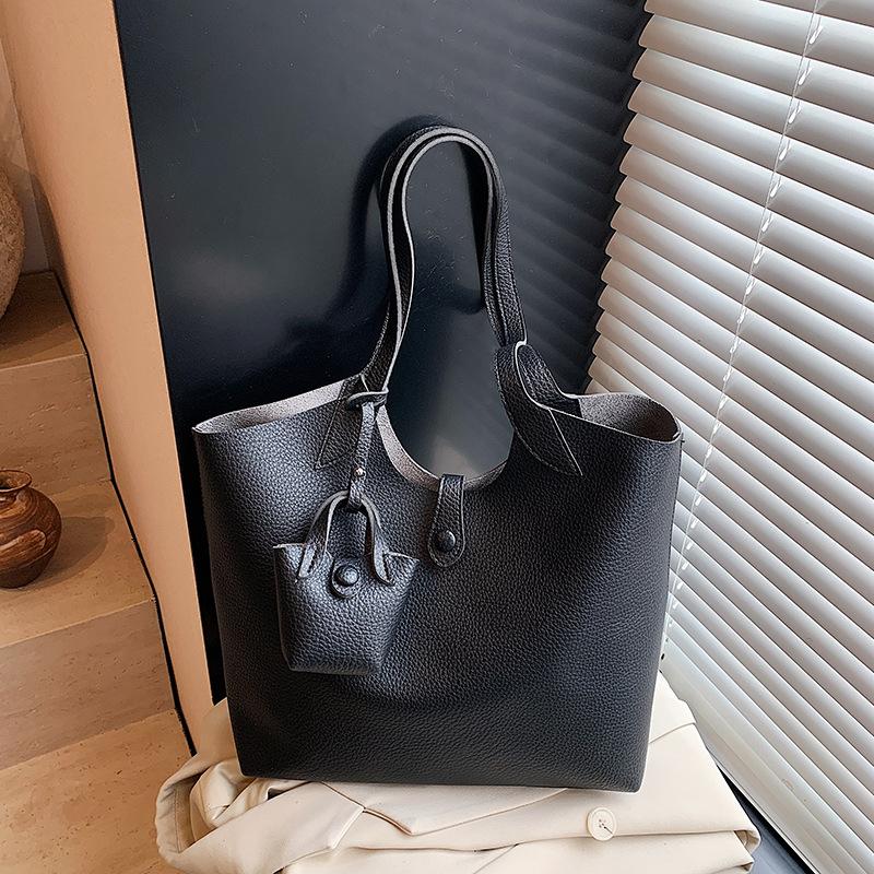 Simple and casual high-end single shoulder axillary commuting big bag for women's summer new large-capacity tote bag