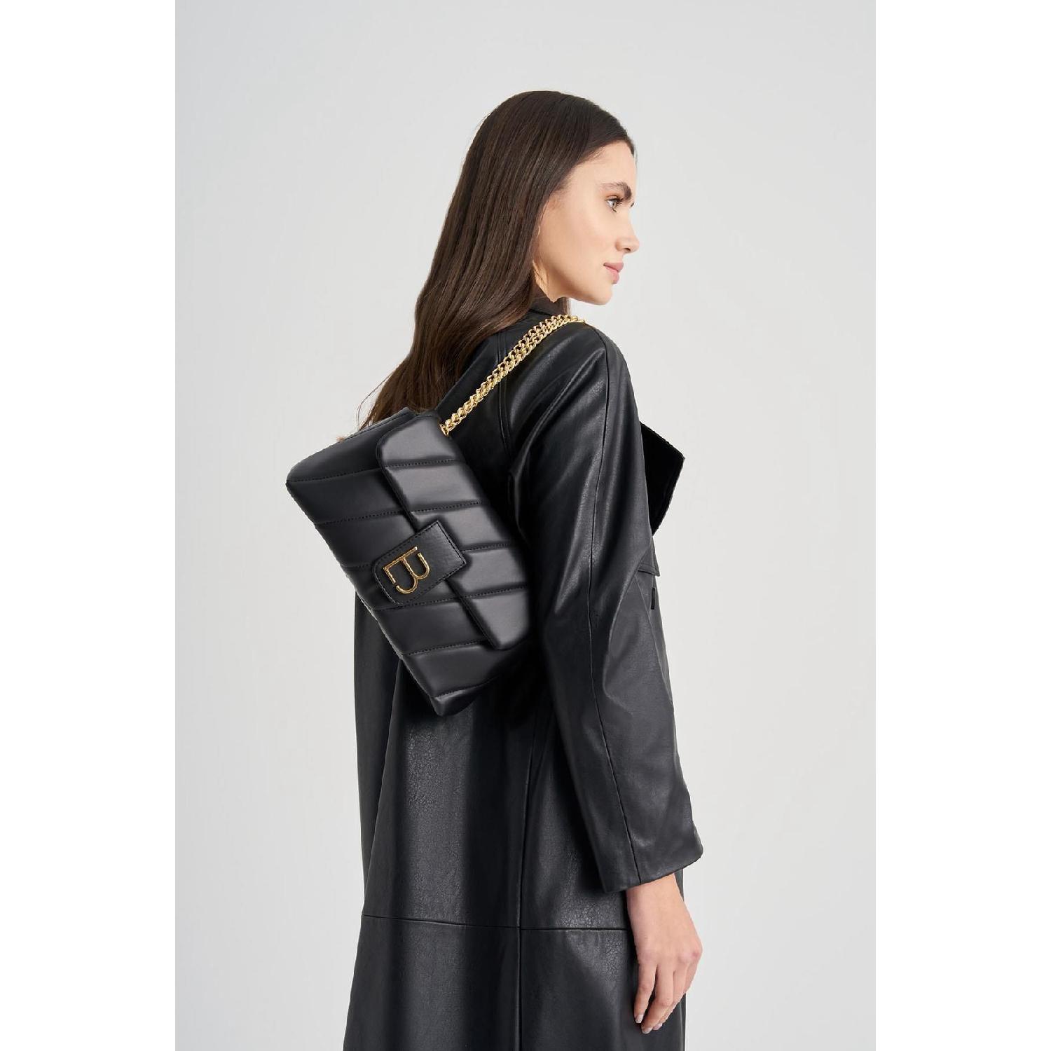 

Жінка з ланцюгом ремінець візерунком руку і плече сумка Standart чорний