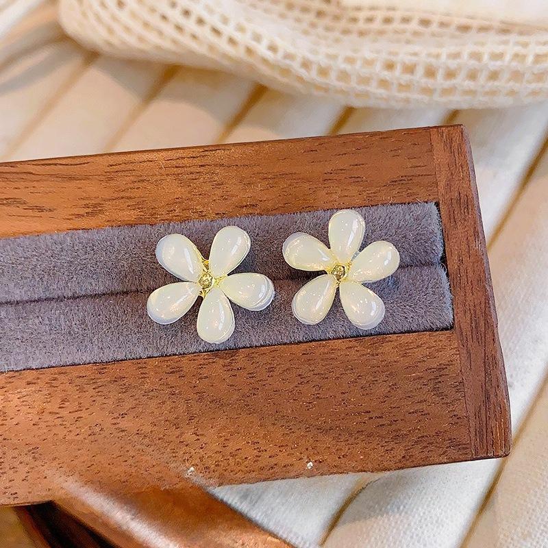Elegant Cat's Eye Flower Stud Earrings - Japan Korea 2026 Collection for Women