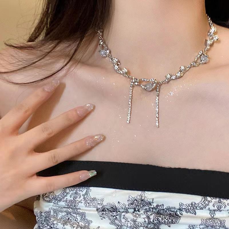 Light Luxury Niche High-End Moonstone Necklace Female Sweet And Cool Personality Versatile Design Sense Pure Desire Collarbone Chain
