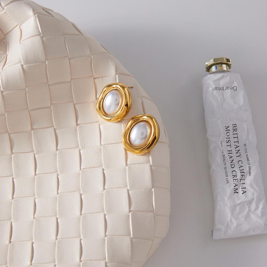 Light Luxury Niche High-end Sense 18K Resin Pearl Earrings Jewelry