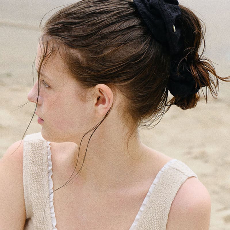 ANDNEEDS Punching scrunchie (black)