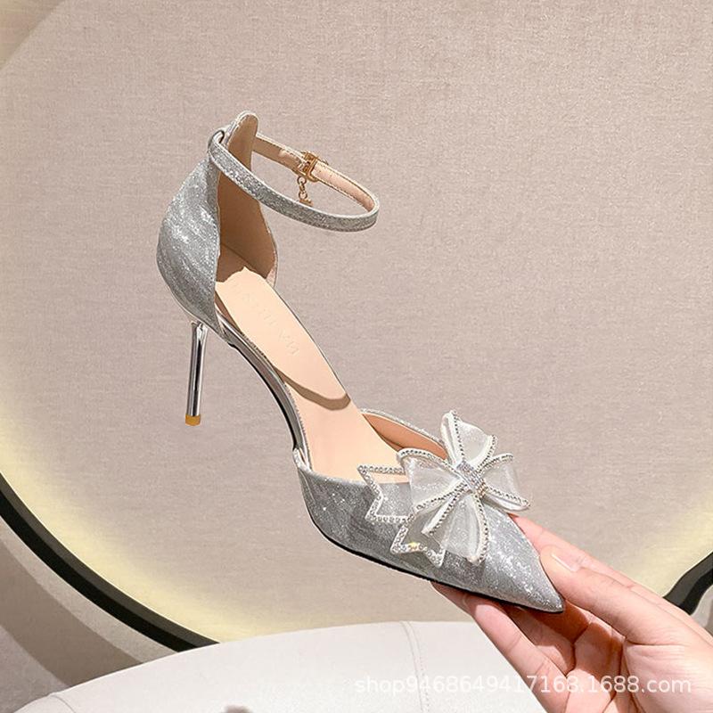 Sandály dámské léto 2025 nové taška hlava duté mašle vysoké podpatky pohádkové špičaté boty princeznovský styl společenské boty