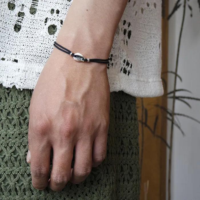 Schelp string armband (zwart)