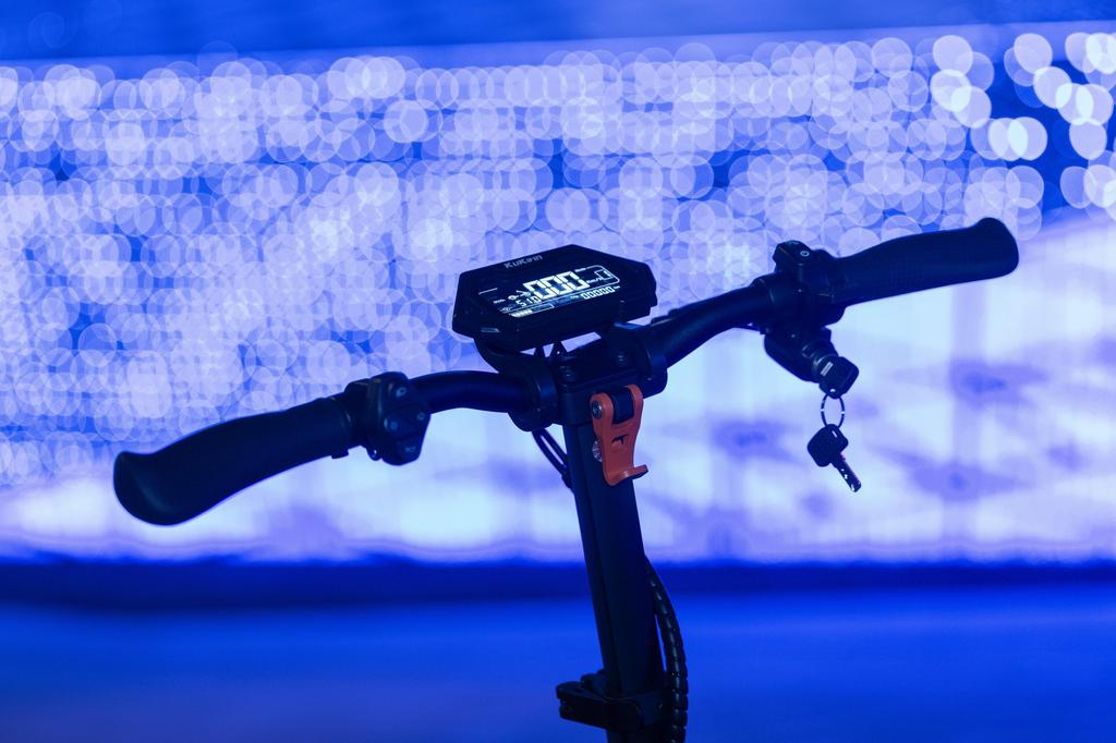 KuKirin G2 Master Dual Motor 52V 1000W×2 Electric Scooter – 60 km/h, Dual Drive, 10″ Pneumatic Tires, Dual Disc Brake, Hydraulic Suspension