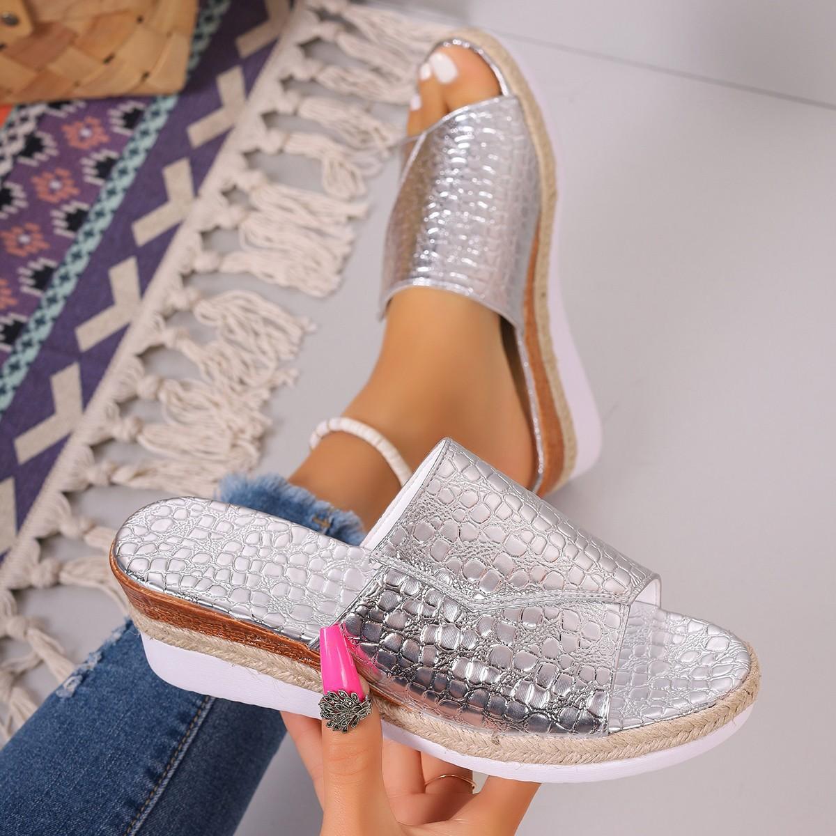 

2024 Новые модные полосатые тапочки на платформе, женские летние блестящие босоножки на танкетке, женские нескользящие повседневные тапочки больших размеров 42 серебряный