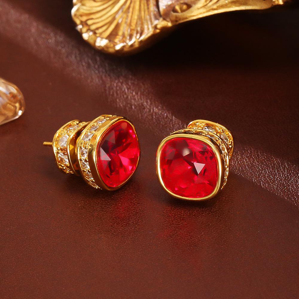 Orecchini a Bottone in Zircone Rosso Raffinati: Rame placcato oro di alta gamma in stile dolce e cool