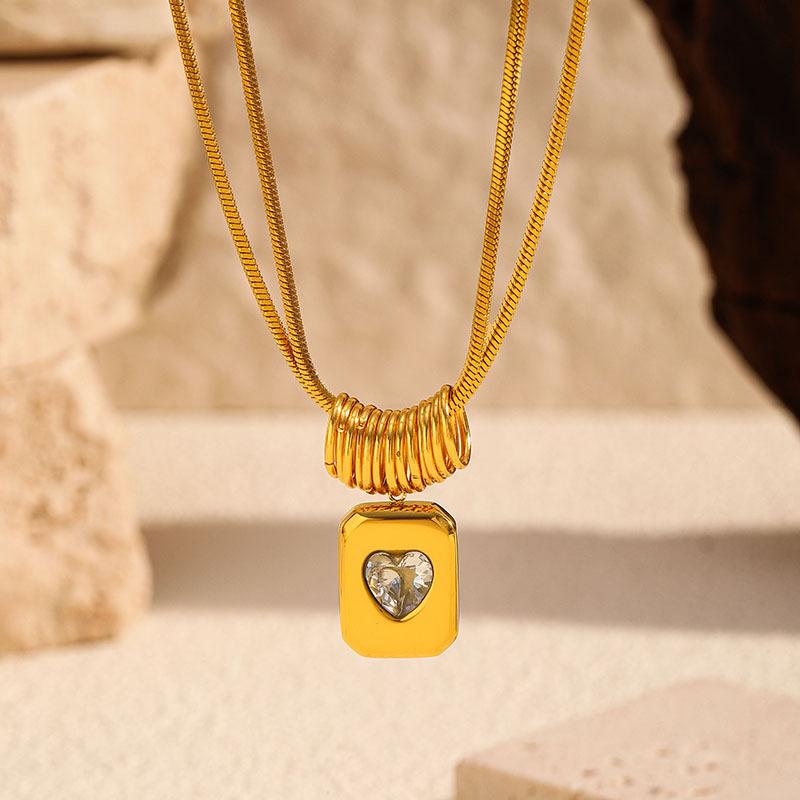 Diamond Inlaid Heart Pendant Titanium Steel Necklace Premium Sweater Chain Tarnish Free 18K Gold Clavicle Chain Jewelry