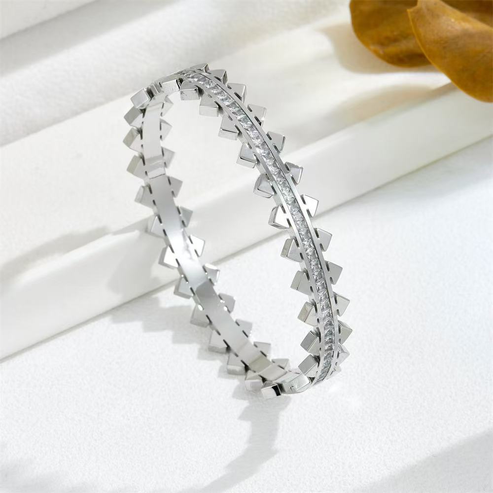 Retro Exquisite Arrow Decorative Stainless Steel Bracelets Are Suitable For Women Traveling, Banquets, And Party Wear
