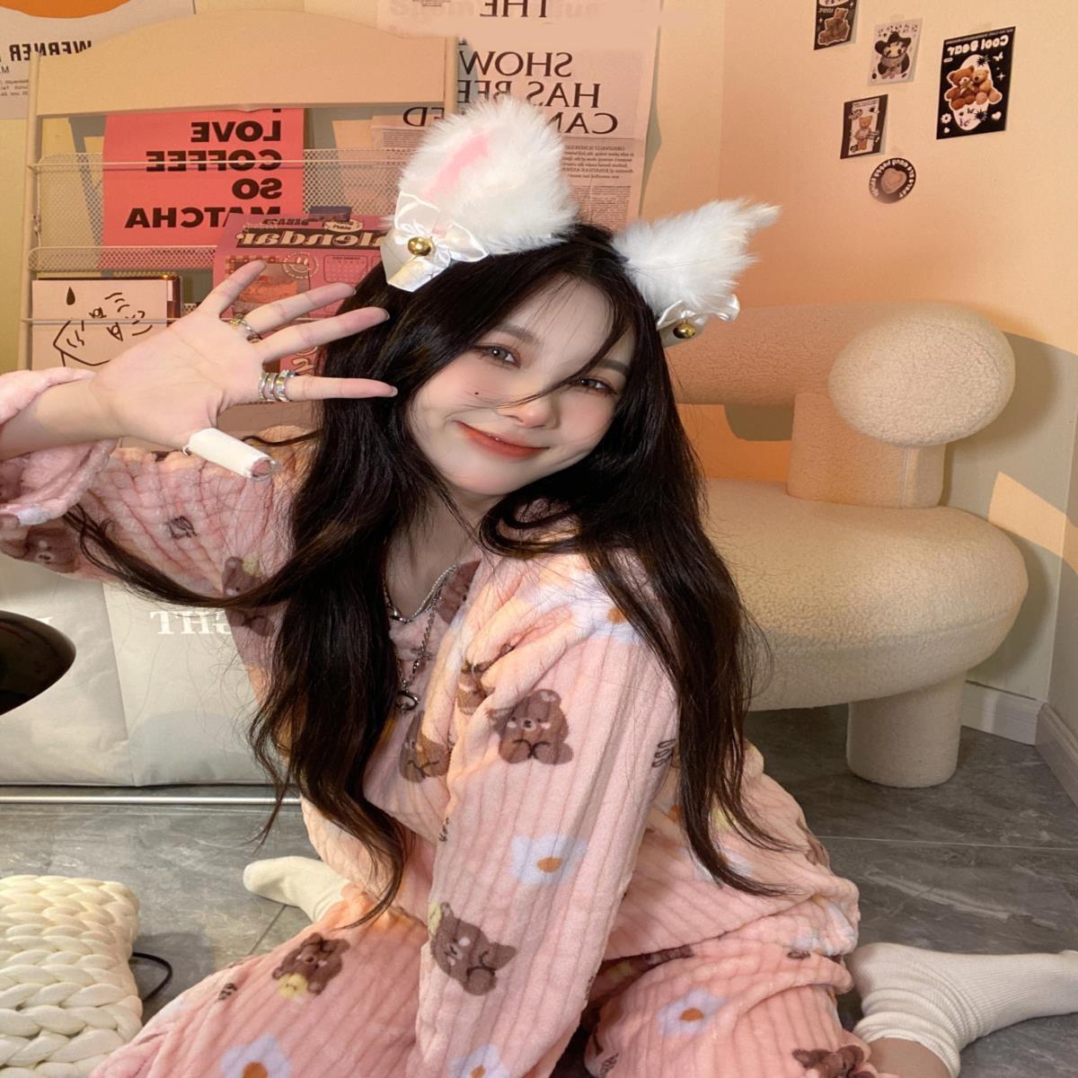 

«Зимний модный костюм с принтом полумесяца 2024 года с изображением медведя»: Топ в полоску с круглым вырезом и широкие брюки из кораллового флиса. One size розовый