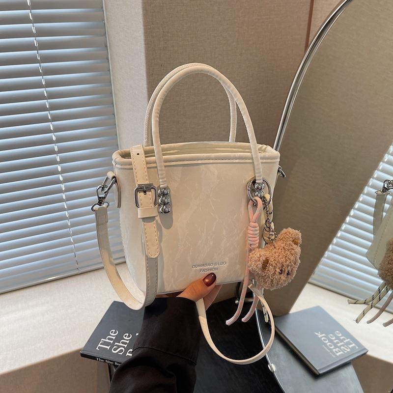 Fashion Hand Bucket Bag Women's New Commuter Shoulder Bag Simple Casual Niche Messenger Bag