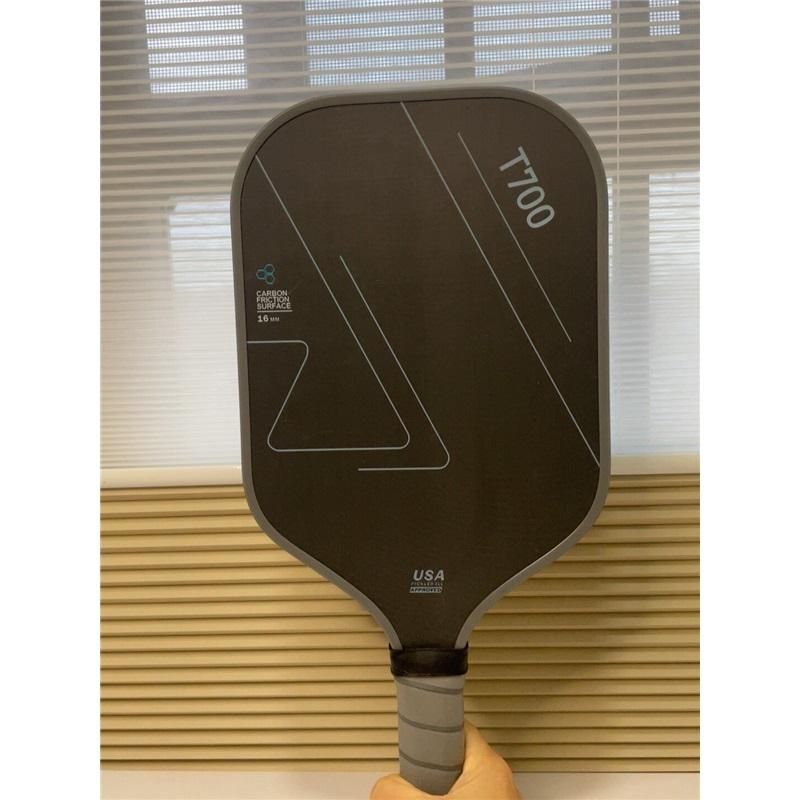 Pickleball raketi T700 karbon fiber, 16mm kalınlık, karbon fiber dokulu mat yüzey, iyi oyun hissi, acemi oyuncular için uygundur